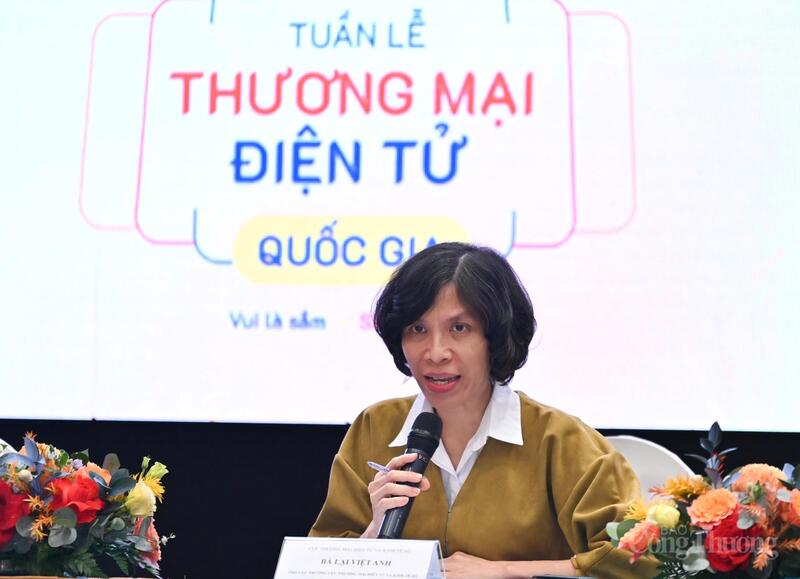 Bà Lại Việt Anh - Phó Cục trưởng Cục Thương mại điện tử và Okvip - liên minh giải trí #1 thế giới hà nội số chia sẻ tại họp báo.