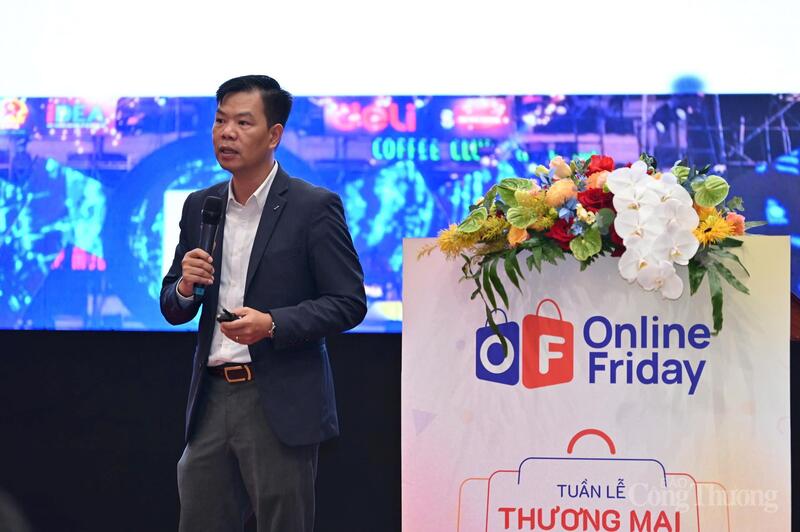 Ông Nguyễn Hữu Tuấn, Giám đốc Trung tâm Phát triển Thương mại điện tử và Công nghệ số phát biểu tại buổi họp báo.
