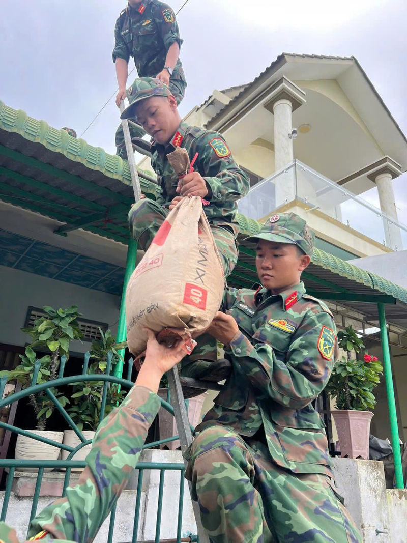 Lực lượng bộ đội biên phòng giúp người dân chằng chống nhà cửa để chống bão. Ảnh: Nguyễn Dương