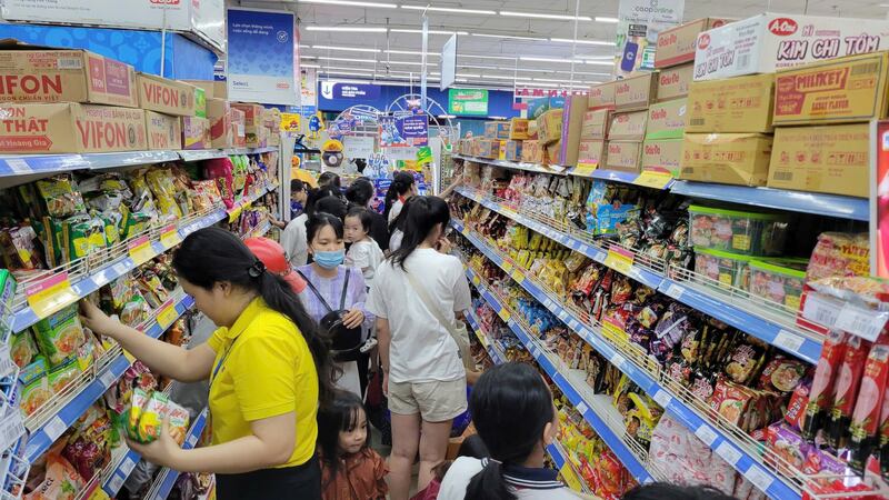 Người dân mua sắm đông tại khu hàng thiết yếu ở Co.opmart Quy Nhơn