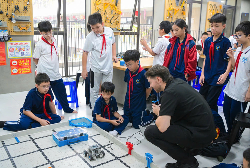 Các bạn học sinh thực hành tại phòng STEM.