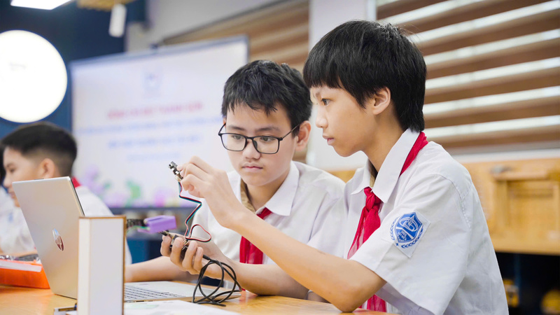 Phòng thực hành STEM không chỉ mang đến thiết bị, mà còn khơi dậy trong các em khát vọng lớn, khát vọng học hỏi, sáng tạo và vươn xa.