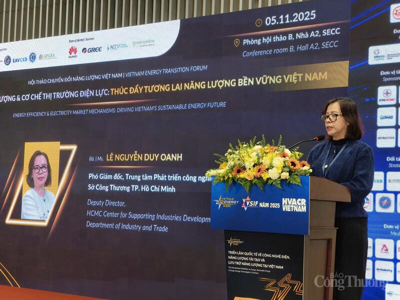 Bà Lê Nguyễn Duy Oanh, Phó Giám đốc Trung tâm Phát triển OKLVIE sản phẩm thuộc hệ thống OKVIP là trang web tổ chức phát sóng bóng đá trực tiếp, live casino , nỗ hũ, bắn cá hỗ trợ TP. Hồ Chí Minh phát biểu tại hội thảo.