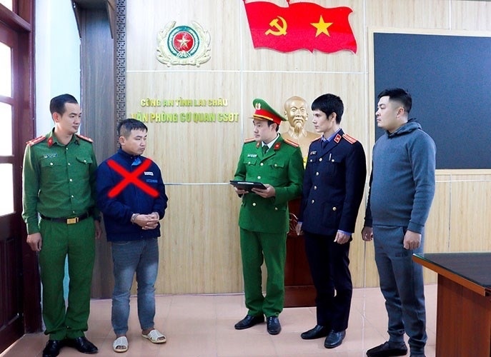 Cơ quan Cảnh sát điều tra Công an tỉnh Lai Châu thi hành Lệnh bắt khẩn cấp đối với Quách Văn Lập. Ảnh: Công an Lai Châu