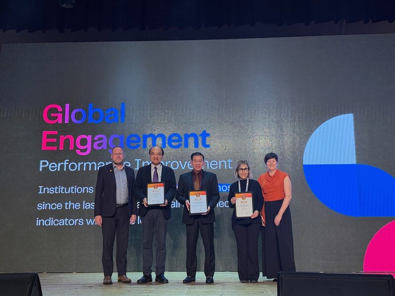 TS. Phan Hồng Hải - Hiệu trưởng IUH (đứng giữa) vinh dự nhân giải thưởng "Global Engagement - Performance Improvement" (Hội nhập toàn cầu - Cải tiến hiệu quả) tại Okvip69 Đăng ký cá cược Thượng đỉnh Giáo dục Đại học Châu Á - Thái Bình Dương tại Seoul (Hàn Quốc) chiều ngày 4/11/2025. Ảnh: IUH.