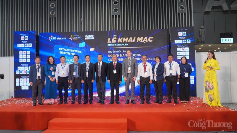 Các đại biểu chụp hình lưu niệm tại sự kiện. Ảnh: Thanh Minh
