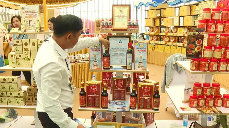 Nhiều sản phẩm đặc trưng của tỉnh Cà Mau có mặt tại hội chợ. Ảnh: CTV