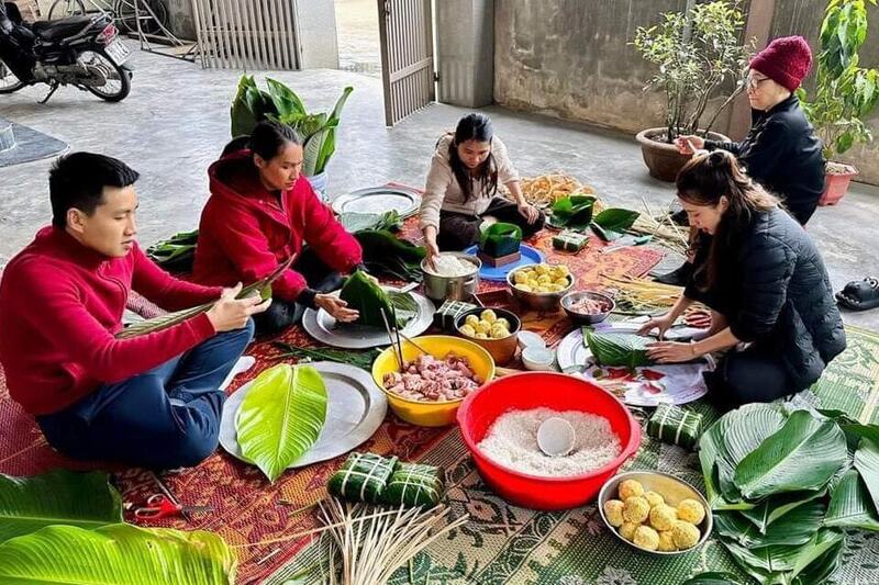 Gia đình quây quần gói bánh chưng, chuẩn bị đón Tết trong không khí ấm áp, đoàn viên.