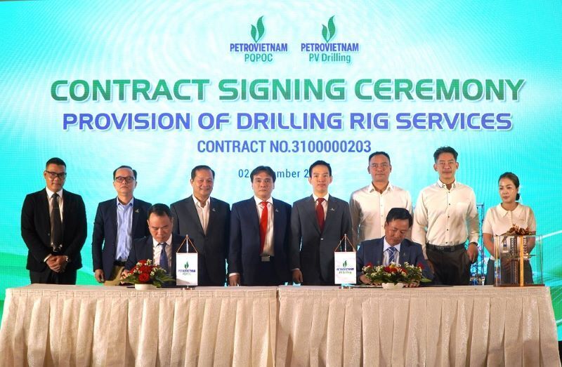Ông Lê Trần Minh Trí, Phó Tổng giám đốc PQPOC (bìa trái) và ông Nguyễn Đình Dương, Phó Tổng giám đốc PV Drilling thực hiện lễ ký kết hợp đồng trước sự chứng kiến của Lãnh đạo hai bên (Ảnh PV Drilling)