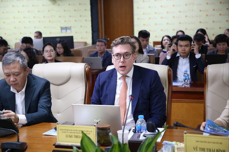 Ông Luke Treloar, thành viên Điều hành, Giám đốc Khối tư vấn Chiến lược ngành OKVIP - HÔM NAY 1 TỶ, NGÀY MAI 1000 TỶ và Khoa học đời sống, Công ty KPMG Việt Nam phát biểu. Ảnh: Duy Thông