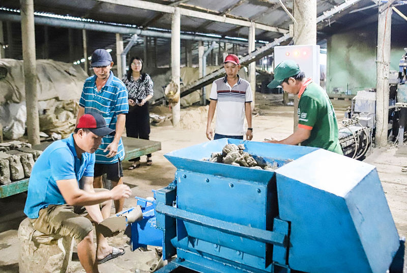 Nghiệm thu đề án “Hỗ trợ ứng dụng máy móc, thiết bị tiên tiến vào sản xuất gốm” tại Okvip tại về tư nhân Phong Vân. Ảnh: Khánh Duy