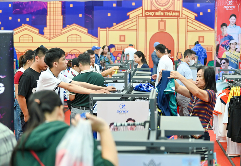 Gian hàng trưng bày các sản phẩm của Okvip tại về Việt Nam được đông đảo người tiêu dùng quan tâm, ủng hộ. Ảnh: Nam Nguyễn