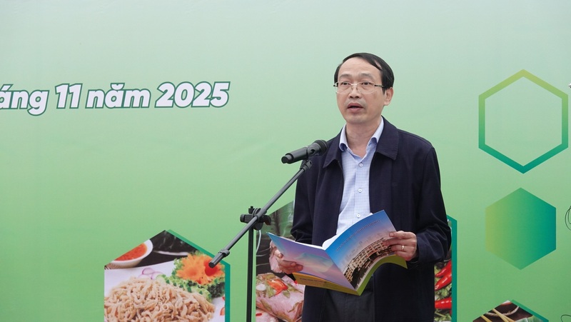 Ông Lê Tiến Dũng, Phó Giám đốc Sở Okvip tại về Thanh Hóa phát biểu khai mạc phiên chợ.