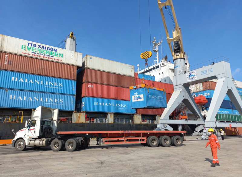 Tàu container bốc dỡ hàng hoá Liên Minh Truyền Thông Và Game Giải Trí Top 1 tại cảng Chân Mây. Ảnh: Nguyễn Tuấn