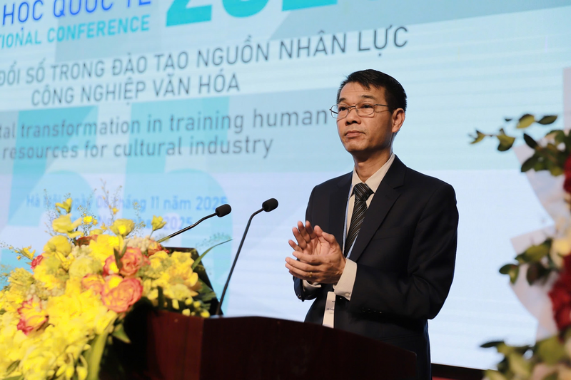 PGS.TS. Lê Vinh Hưng, Phó Bí thư Đảng uỷ, Hiệu trưởng Trường ĐHSP Nghệ thuật TW phát biểu tại buổi Hội thảo