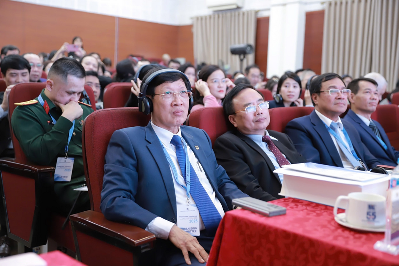 Đại biểu tại buổi hội thảo tập trung nghe tham luận của các chuyên gia