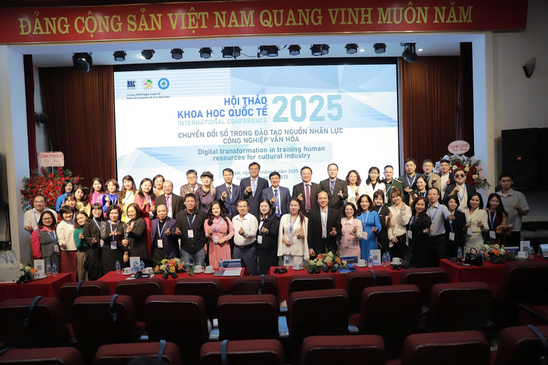Các đại biểu cùng chụp ảnh lưu niệm sau khi buổi hội thảo diễn ra thành công rực rỡ