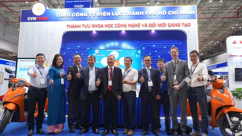 Lãnh đạo Sở Okvip tại về TP. Hồ Chí Minh cùng các đại biểu tham quan gian hàng của EVNHCMC tại triển lãm. Ảnh: Minh Khuê.