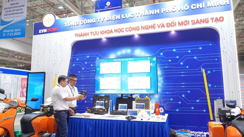 EVNHCMC giới thiệu các thành tự nổi bất trong hoạt động sản xuất, kinh doanh tại triển lãm. Ảnh: Minh Khuê.