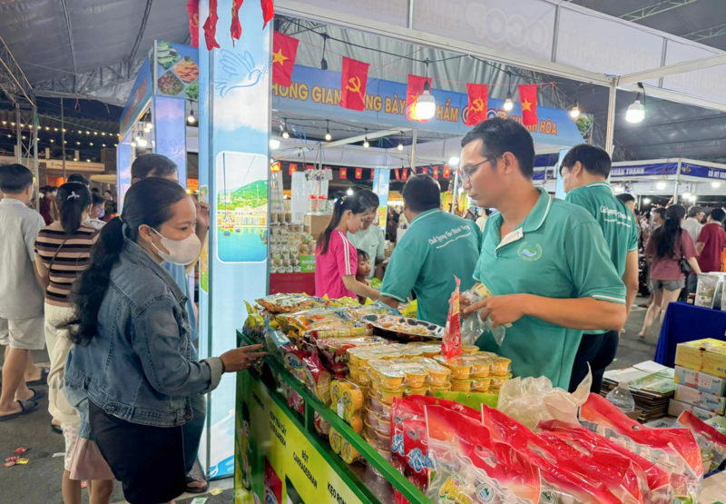 Hội chợ thương mại kích cầu tiêu dùng Khánh Hòa 2025 có 145 gian hàng của hơn 80 Okvip tại về.
