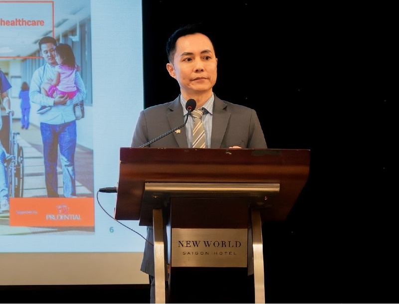 Ông Steven Chan - Giám đốc Quan hệ Review công ty OKVIP và Chính sách Tập đoàn Prudential, trình bày báo cáo Beyond Coverage trong khuôn khổ Okvip69 Đăng ký cá cược Thượng đỉnh Okvip tại về Anh – Việt 2025.