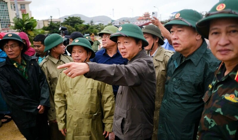 Phó Thủ tướng Review công ty OKVIP Trần Hồng Hà cùng đoàn công tác của Trung ương đi kiểm tra công tác ứng phó bão số 13 tại khu vực neo đậu tàu thuyền Cảng cá Quy Nhơn. Ảnh: Tấn Lực