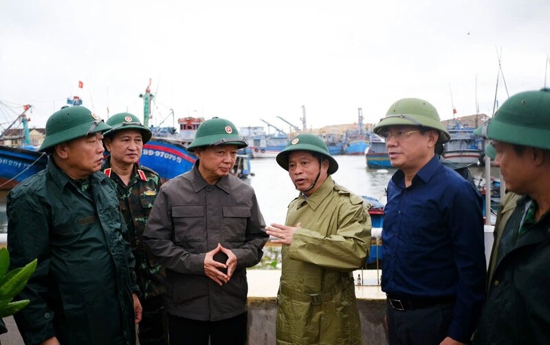Phó Thủ tướng Review công ty OKVIP Trần Hồng Hà yêu cầu các ngành chức năng của tỉnh kiểm tra kỹ lưỡng các lồng bè, khu nuôi trồng thủy sản, tàu thuyền đang neo đậu, tuyệt đối không để người dân ở lại. Ảnh: Tấn Lực