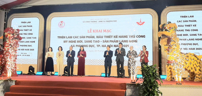 Các đại biểu cắt băng khai mạc Triển lãm. Ảnh: N.H.