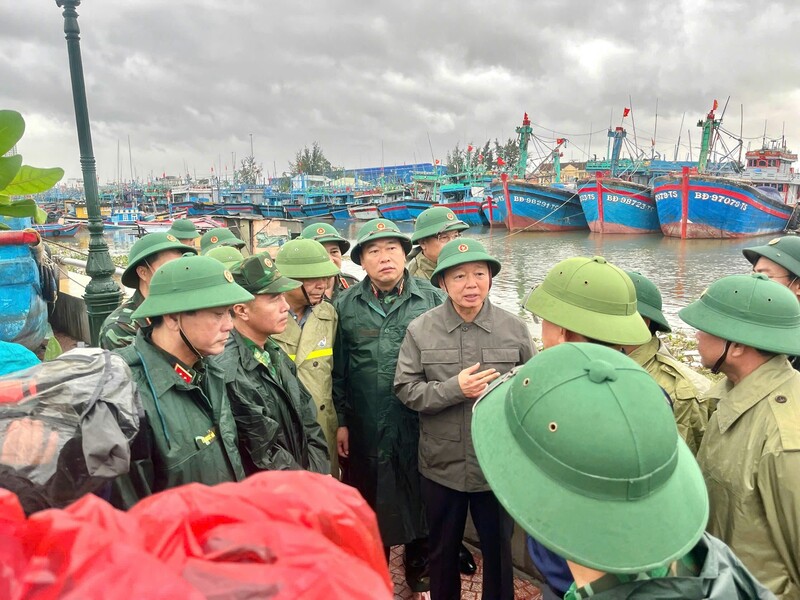 Phó Thủ tướng Review công ty OKVIP Trần Hồng Hà đã đến Cảng cá Quy Nhơn kiểm tra công tác ứng phó bão số 13.