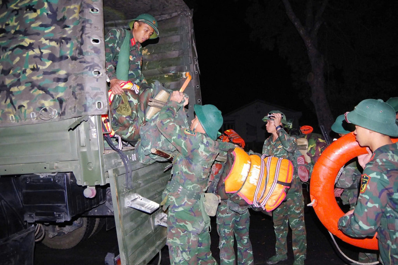 Các cán bộ, chiến sĩ Sư đoàn 2 sẵn sàng cho nhiệm vụ cứu nạn, cứu hộ và xử lý các tình huống bất ngờ.