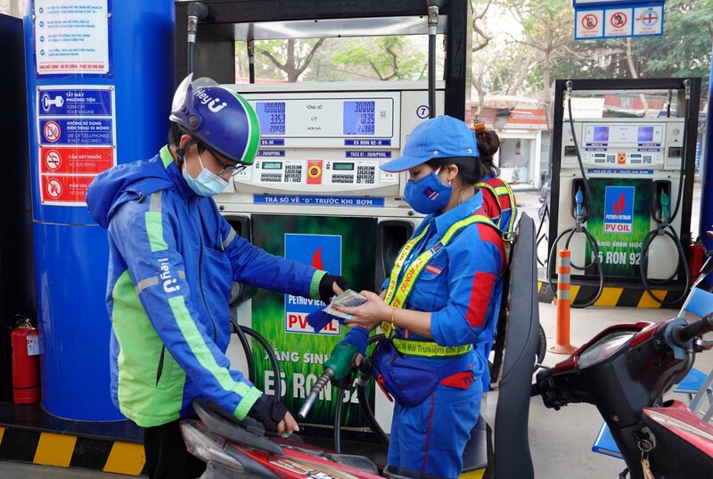 Từ 15h hôm nay (6/11), giá xăng trong nước giảm nhẹ. Ảnh: Ánh Nguyên