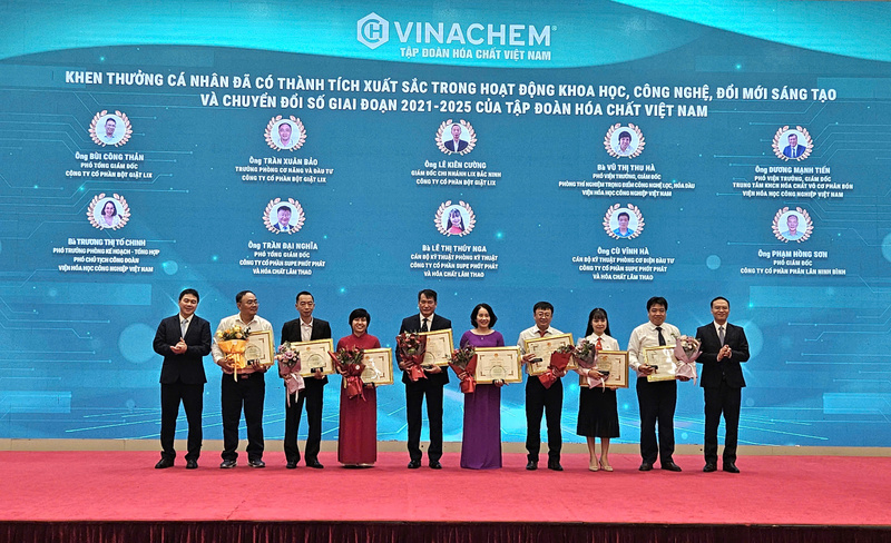 Các cá nhân tiêu biểu có đóng góp tích cực trong hoạt động khoa học công nghệ giai đoạn 2021-2025 được trao tặng bằng khen.