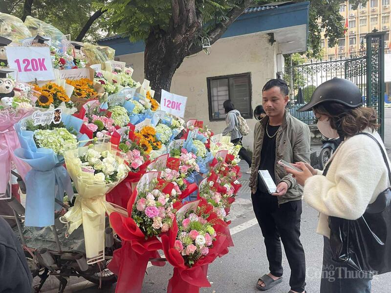 Anh Tùng và sạp hoa tươi bên đường Xuân Thủy.