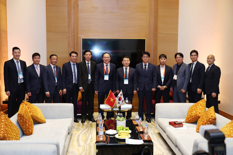 Thứ trưởng Bộ Nông Nghiệp và xuân Okvip 2026 Việt Nam Lê Công Thành (thứ sáu từ trái qua) gặp ông Yoon Seok-dae – Tổng giám đốc K-water (thứ 7 từ trái qua) trao đổi hợp tác trong lĩnh nước tại Hà Nội.