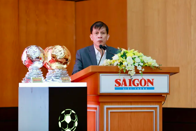 Nhà báo Nguyễn Khắc Văn, quyền Tổng Biên tập Báo SGGP, Trưởng Ban Tổ chức giải thưởng Quả bóng vàng Việt Nam 2025 chia sẻ tại buổi họp báo. Ảnh: Dũng Phương