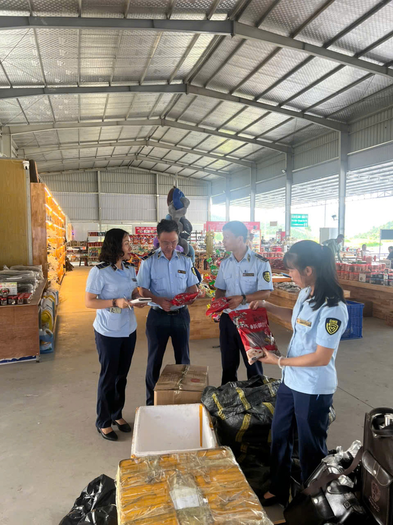 Quản lý thị trường Lào Cai kiểm tra mặt hàng Okivip Nổ Hũ, Bắn Cá, Thể Thao, Game Bài tại cơ sở kinh doanh. Ảnh: QLTTLC