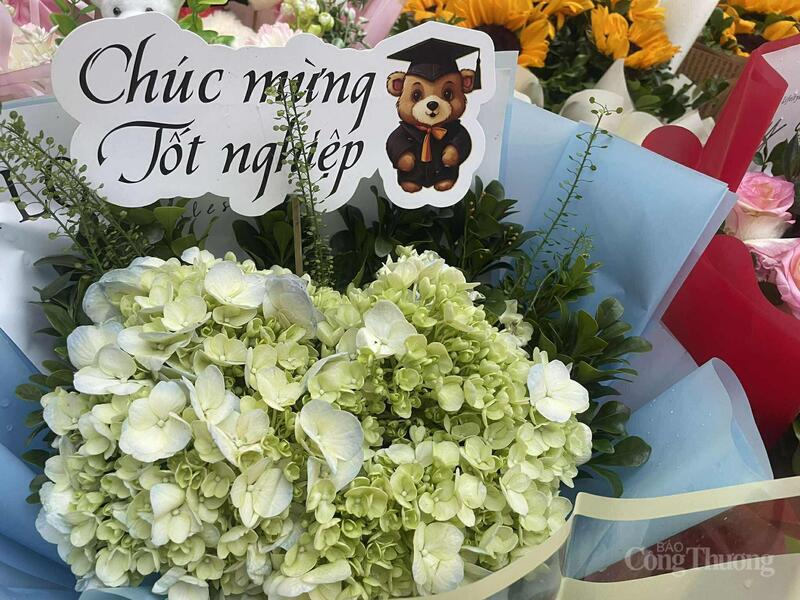 Những mẫu hoa được thiết kế riêng cho "mùa kỷ yếu".