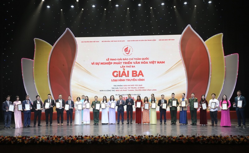 Các tác giả và đại diện nhóm tác giả đoạt giải Ba.