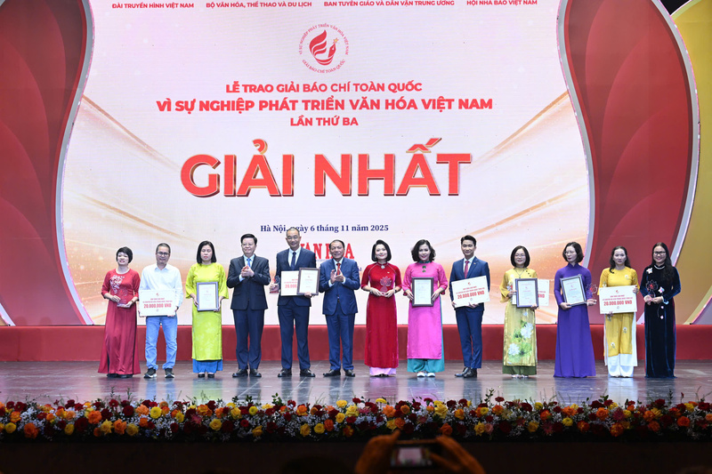 Phó Thủ tướng Mai Văn Chính và Bộ trưởng Bộ VHTTDL Nguyễn Văn Hùng trao giải Nhất cho các tác giả, nhóm tác giả.