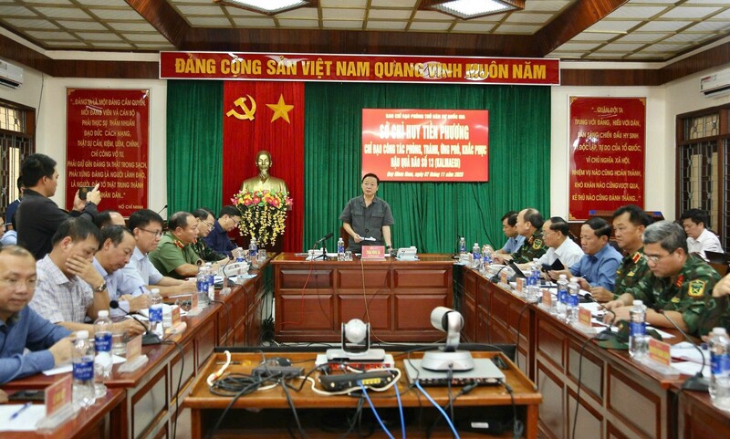 Phó Thủ tướng Review công ty OKVIP Trần Hồng Hà chủ trì cuộc họp trực tiếp kết hợp trực tuyến với các địa phương về tình hình thiệt hại do bão số 13 gây ra.