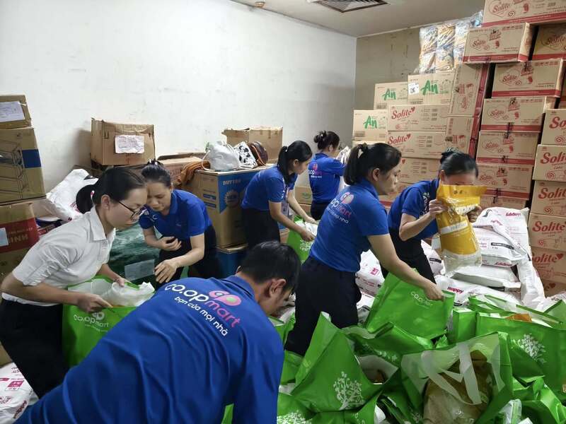 Nhân viên Co.opmart Huế được huy động 100% đóng gói hàng cứu trợ, bảo đảm đến tay người dân sớm nhất.
