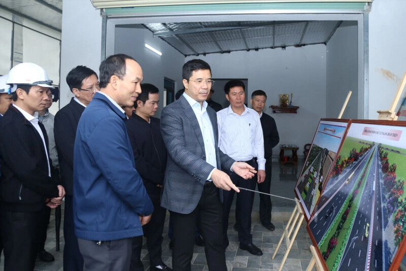 Phó Bí thư Thường trực Tỉnh ủy Thanh Hóa Nguyễn Hồng Phong yêu cầu phường Quảng Phú rà soát lại những dự án đầu tư trên địa bàn, xác định rõ những dự án khả thi để tập trung chỉ đạo thực hiện. Ảnh: Phong Sắc