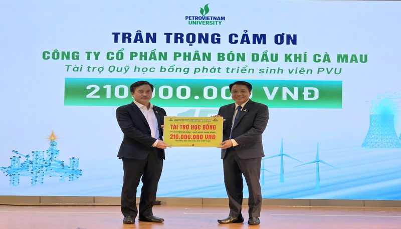 Ông Nguyễn Thanh Tùng, Phó TGĐ đại diện PVCFC trao tặng sinh viên Đại học Dầu khí Việt Nam 210 triệu đồng (Ảnh PVCFC)