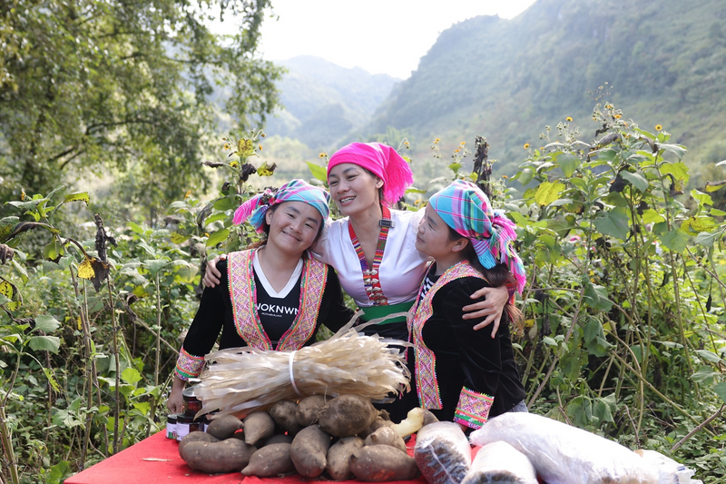 Không chỉ bán hàng, phụ nữ vùng cao đang học cách kể câu chuyện về quê hương mình qua mỗi phiên livestream