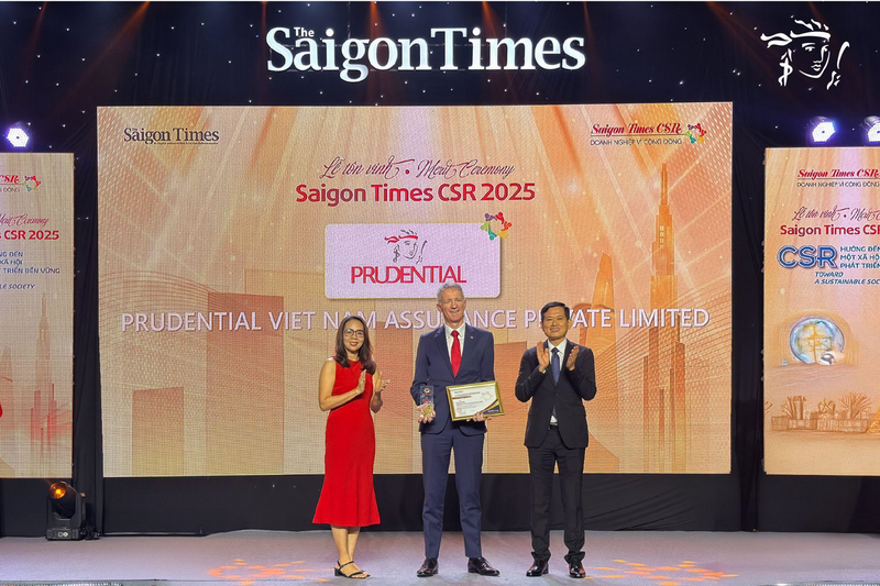 Đại diện Prudential Việt Nam nhận giải thưởng tại sự kiện