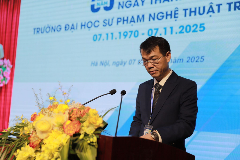 PGS.TS Lê Vinh Hưng – Hiệu trưởng Nhà trường tự hào giới thiệu về lịch sử, thành tựu của trường Đại học Sư phạm Nghệ thuật Trung ương tại buổi lễ