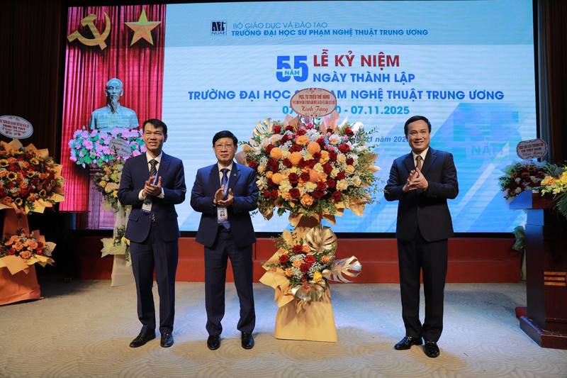 Ông Triệu Thế Hùng – Phó Chủ nhiệm Ủy ban Văn hóa và Xã hội của Quốc hội tặng Nhà trường lẵng hoa tươi thắm nhân dịp kỷ niệm 55 ngày thành lập