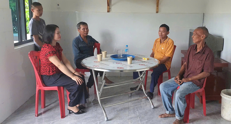 Chị Đàm Thị Nhâm (bên trái) cùng ông Ngô Văn Chung trước ngôi nhà mới sau bão.