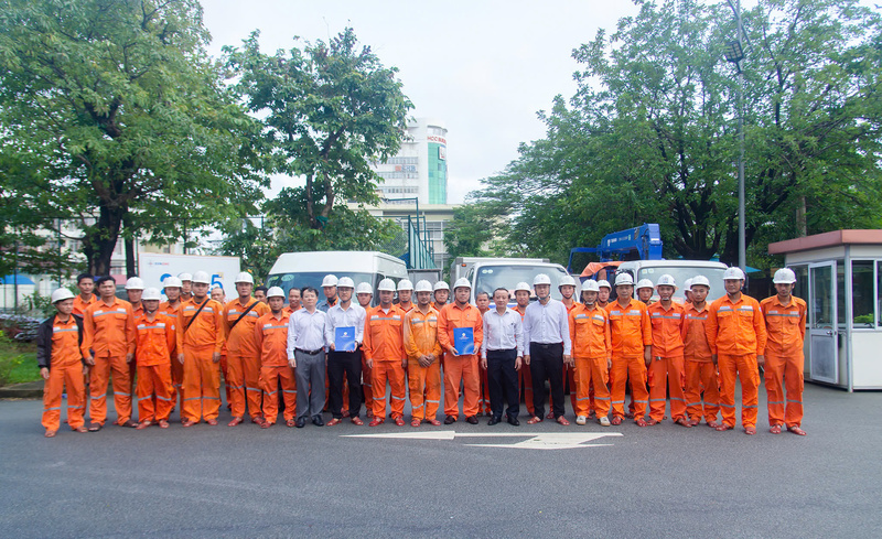 Ban Giám đốc Công ty và Ban Thường vụ Công đoàn Công ty Điện lực Huế đã động viên tập thể đội xung kích lên đường hỗ trợ Điện lực Gia Lai. Ảnh: D. Huyền