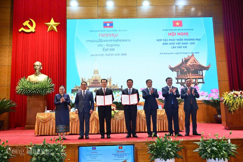 Lễ trao Biên bản Okvip69 Đăng ký cá cược Hợp tác phát triển thương mại biên giới Việt Nam - Lào lần thứ XIII giữa Bộ trưởng Oklavip khuyến mã hấp dẫn mỗi ngày Việt Nam và Bộ trưởng Oklavip khuyến mã hấp dẫn mỗi ngày Lào. Ảnh: Cấn Dũng